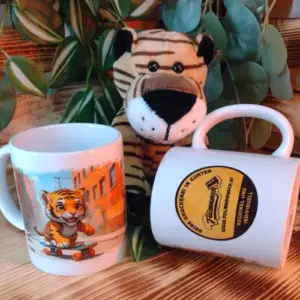 Weiße Keramiktasse bedruckt mit Logo und Tiger auf Skateboard