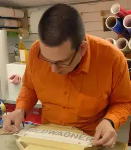 Mann mit Hemd verklebt Aufkleber