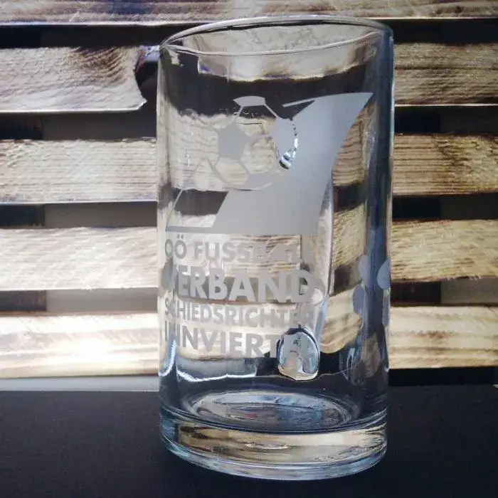 Glaskrug mit Fußballgravur
