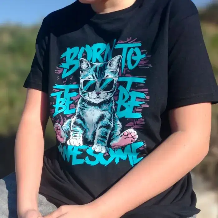 Junge Person mit bedrucktem T-Shirt