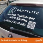 Firmenaufkleber auf Heckscheibe