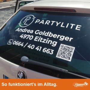 Firmenaufkleber auf Heckscheibe