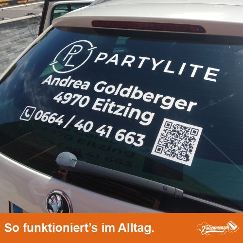 Firmenaufkleber auf Heckscheibe