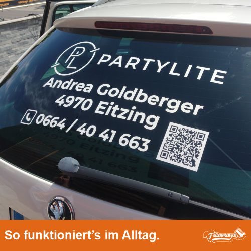 Firmenaufkleber auf Heckscheibe
